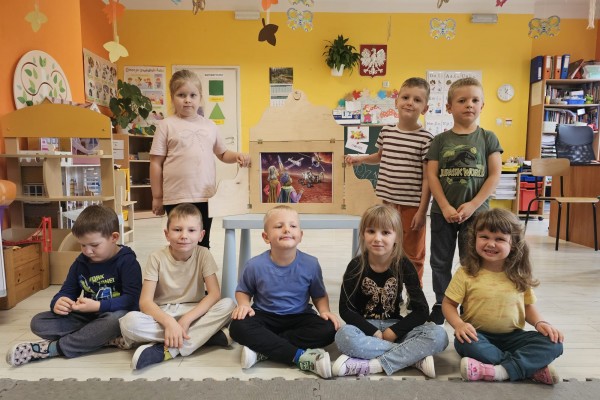 Promowanie czytelnictwa w grupie Motylki - teatrzyk kamishibai