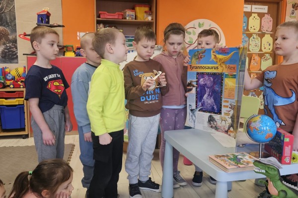 "Dzieci też potrafią uczyć" - zajęcia o dinozaurach przeprowadzone przez Natalię, Antoniego, Czarka oraz Igora