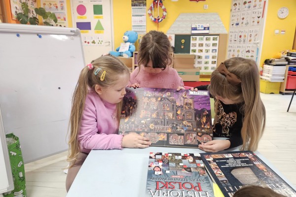  "Dzieci też potrafią uczyć" - zajęcia o księżniczkach,  królach i ich zamkach  przeprowadzone przez Hanię, Jadzię oraz Zuzię