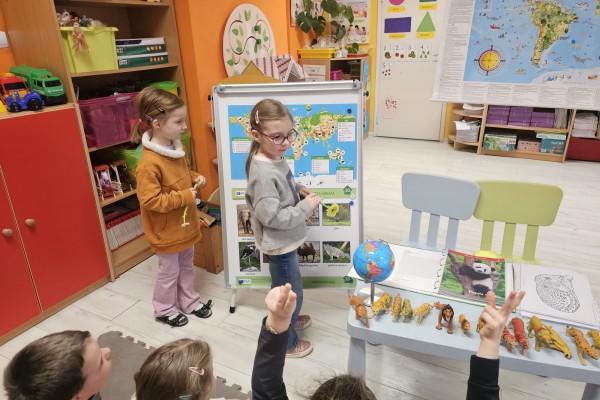 Eksperyment "Dzieci też potrafią uczyć "- zajęcia o zwierzętach egotycznych przeprowadzone przez Hanię oraz Elenę