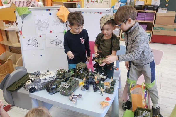 Eksperyment "Dzieci też potrafią uczyć" - zajęcia o wojsku przeprowadzone przez Maksia, Janka oraz Konrada