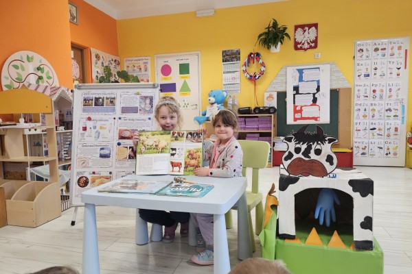 Eksperyment "Dzieci też potrafią uczyć"  - zajęcia pt. "Mleko jest zdrowe" przeprowadzone przez Milenę oraz Jadzię